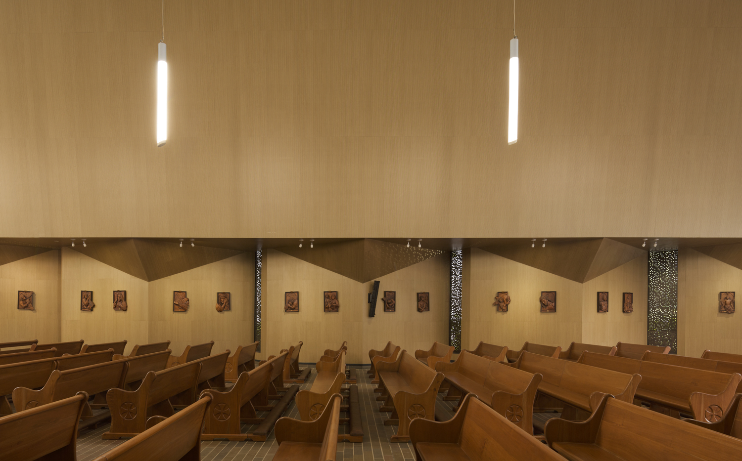 折叠屋顶下的绿意教堂-14