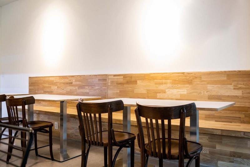 简约清新，白色&木纹的舒适布兰奇咖啡馆-5