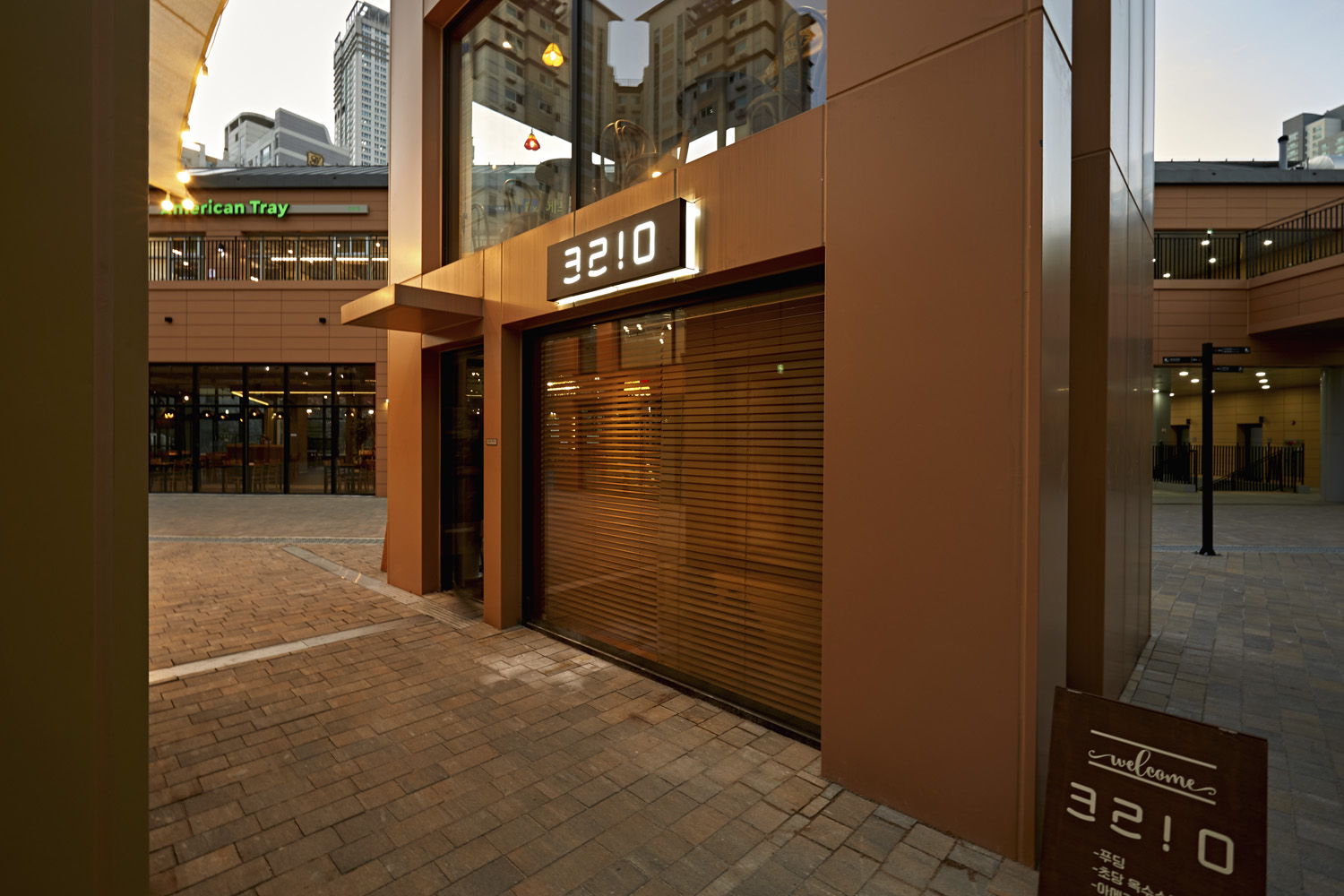 首尔 10 层咖啡厅 | 极简主义的室内设计魅力-14