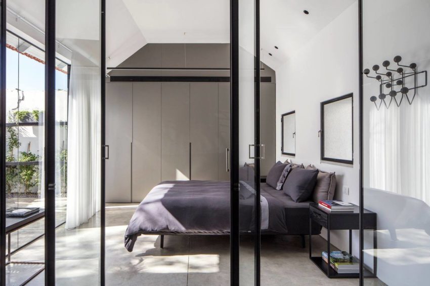 Cleanly modern A5 House refurbished by Raz Melamed Architects to put a contemporary spin on an historical building 由RazMelamedArchitects翻新的清洁现代A5House，以在历史建筑上进行现代旋转。-22