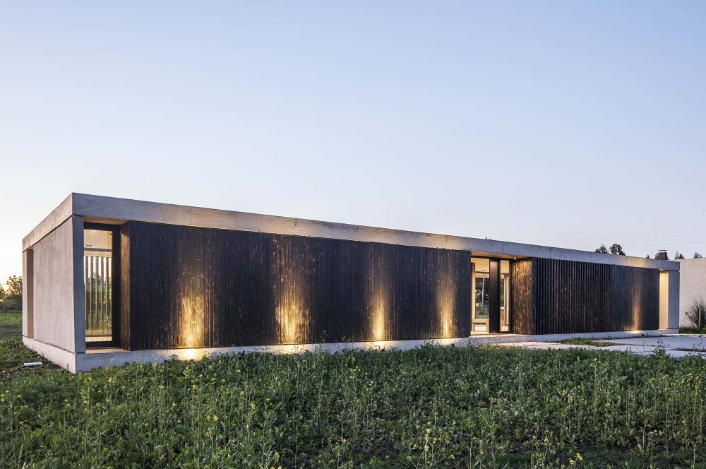 阿根廷查卡 93 号住宅 | 混凝土与木炭色遮阳篷的简约魅力-27