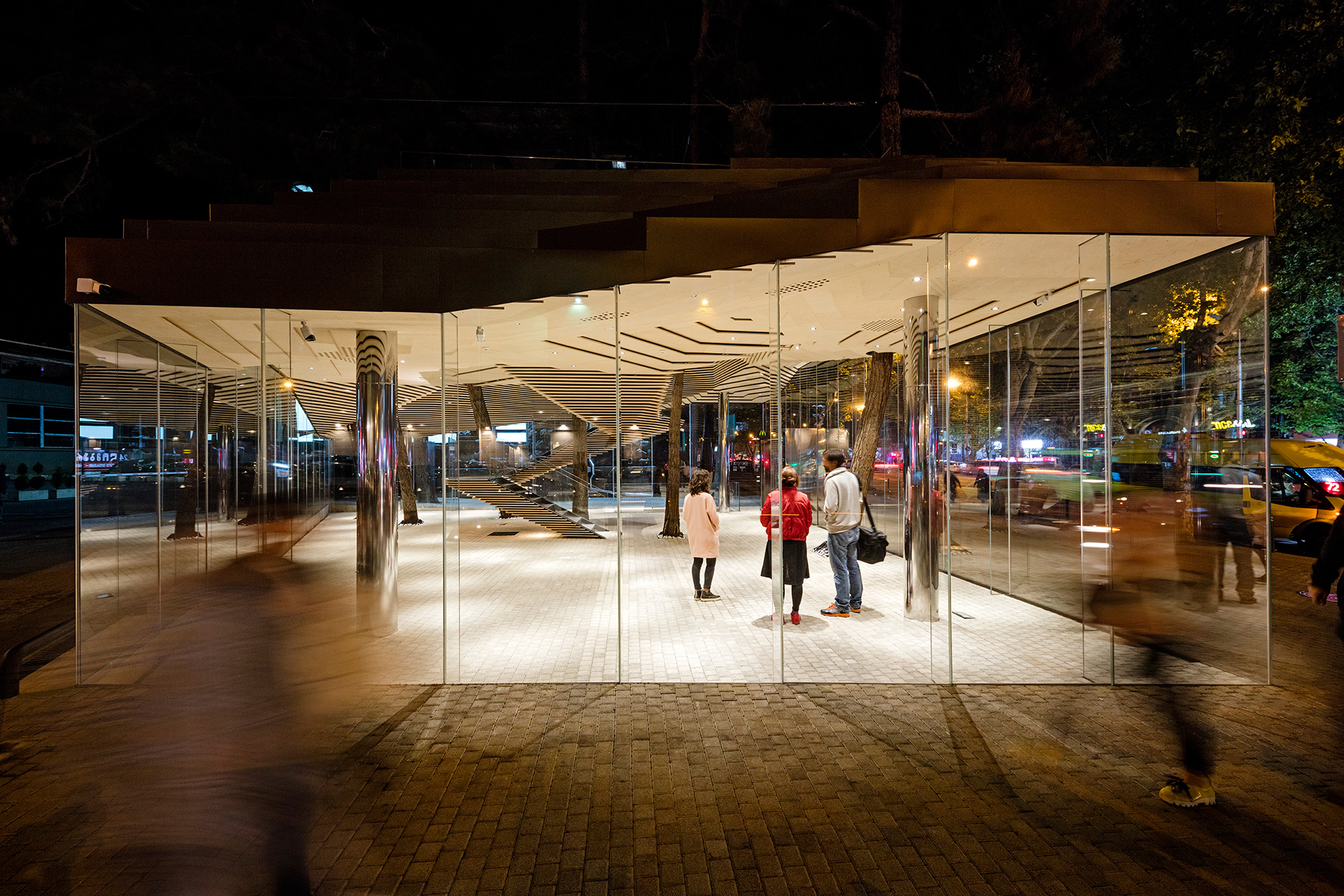 悬浮绿意,模糊边界——Khmaladze 建筑事务所打造零售餐厅空间-19