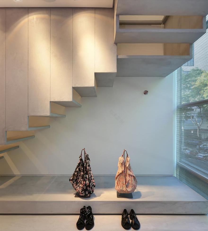 巴西 Reinaldo Lourenço 商店 | 极简悬浮楼梯设计-10