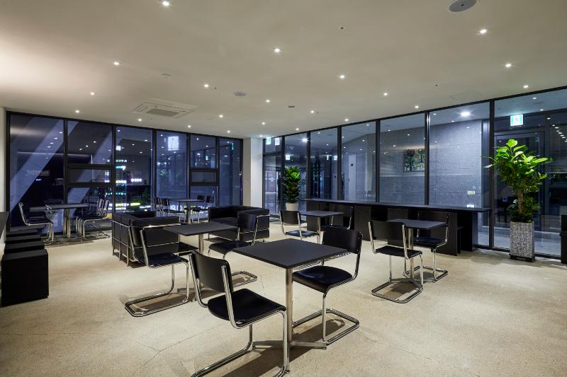 26 平现代简约咖啡厅设计 | 黑白色调的精致空间-11