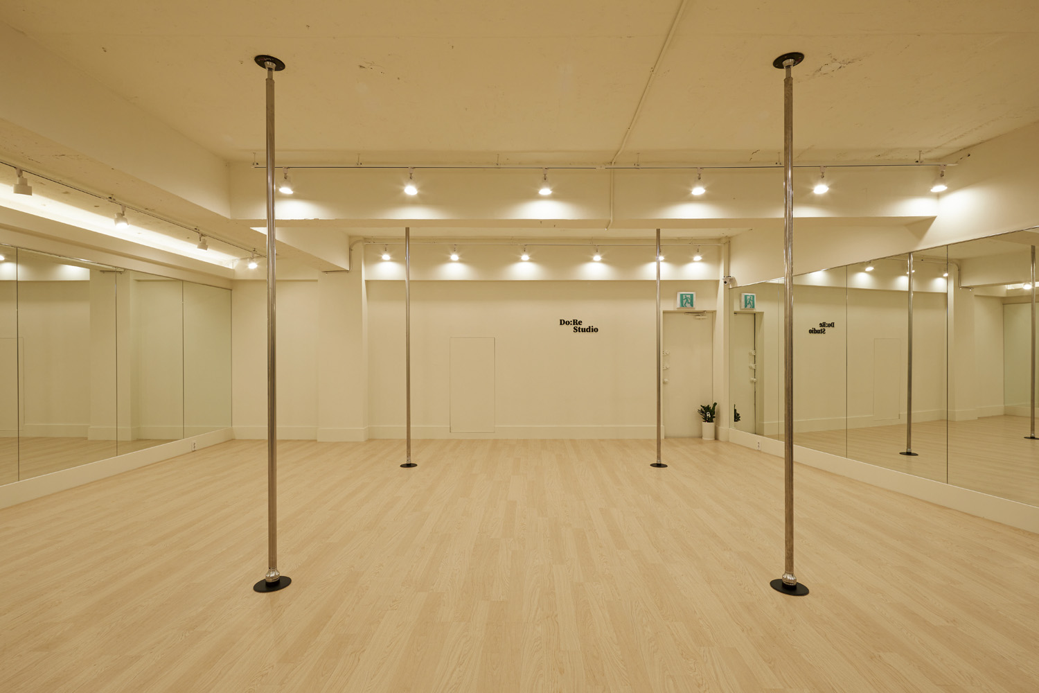 35 平米的极简钢琴工作室 | 干净利落的设计让人耳目一新-2