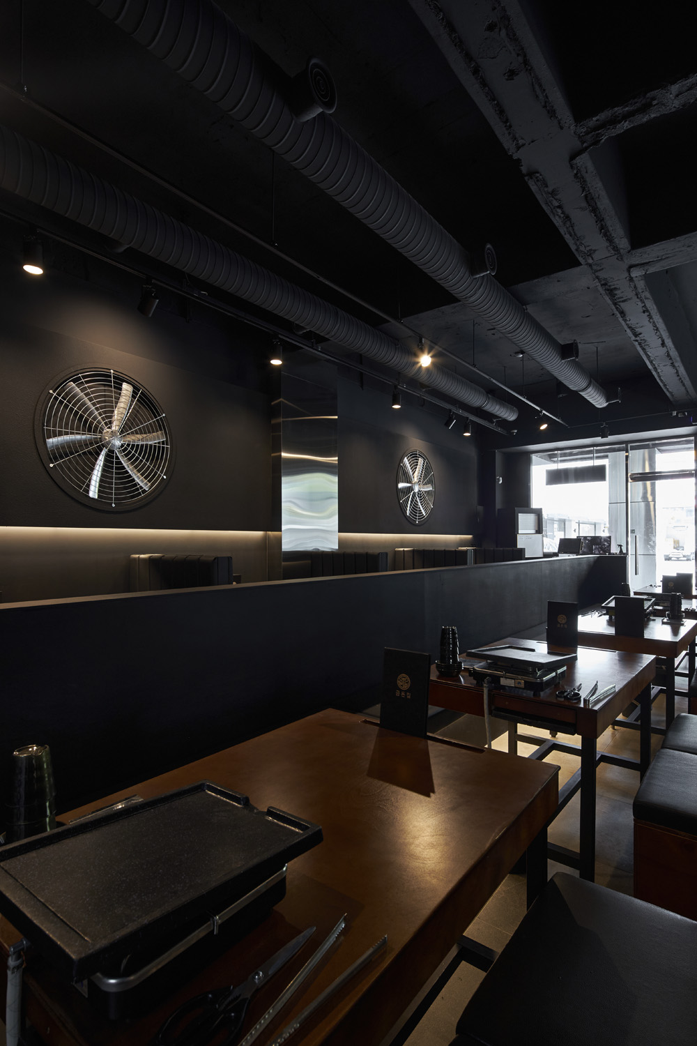 30 平米工业风小户型设计，黑金风格惊艳亮相-11