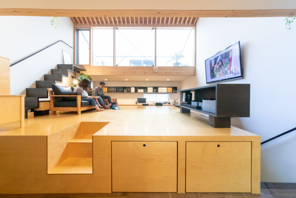 家族がほどよくつながる多目的な高床と空庭をもつ職住一体の住まい | Style of Life | 100%LiFE-3