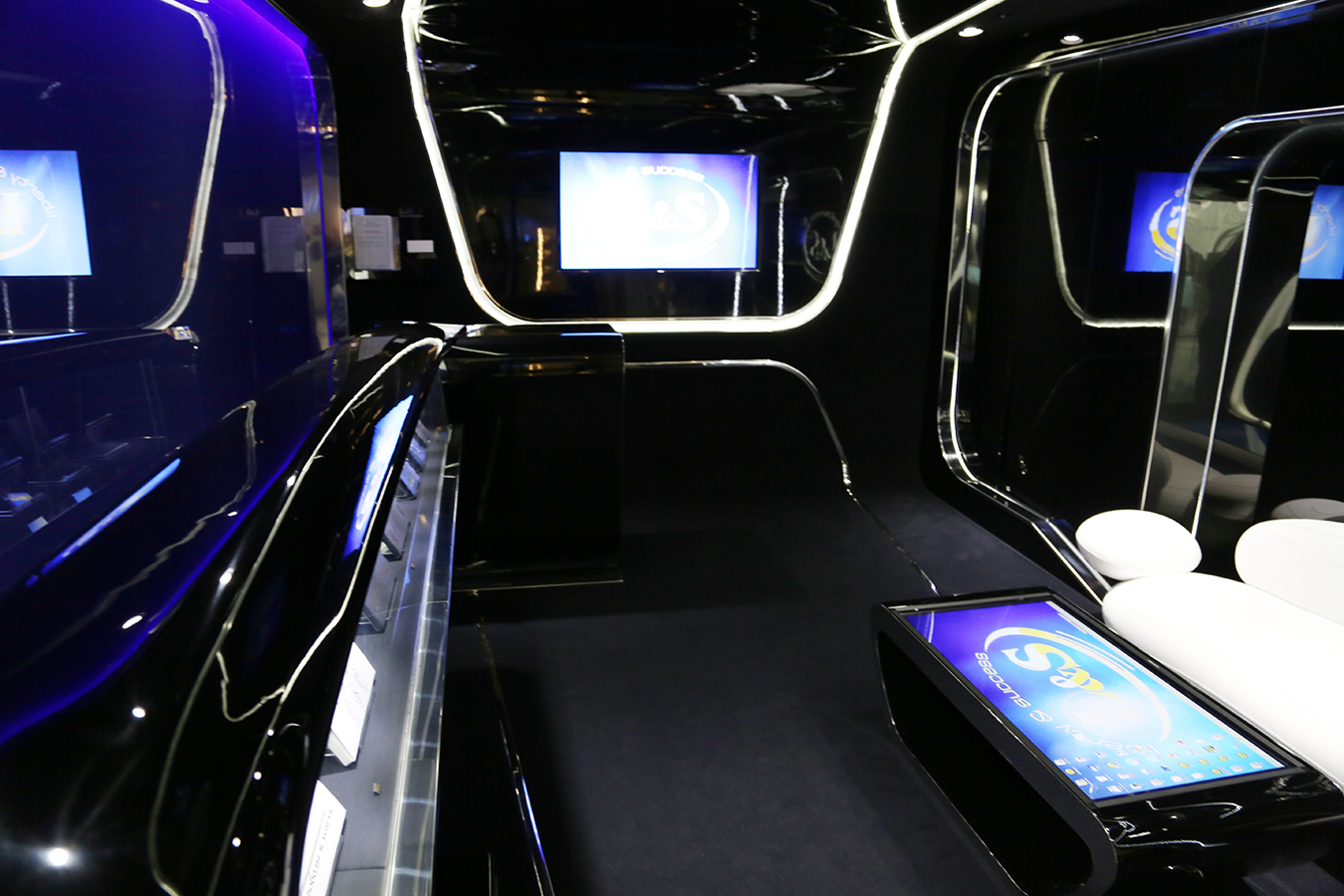 乌克兰科技未来主义展厅设计-31