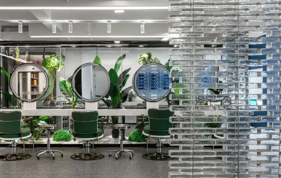 《快乐秀发》个性鲜明,绿色与蓝色交织的未来感空间-56