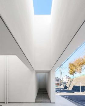 House With Eight Light Courtyards / ha