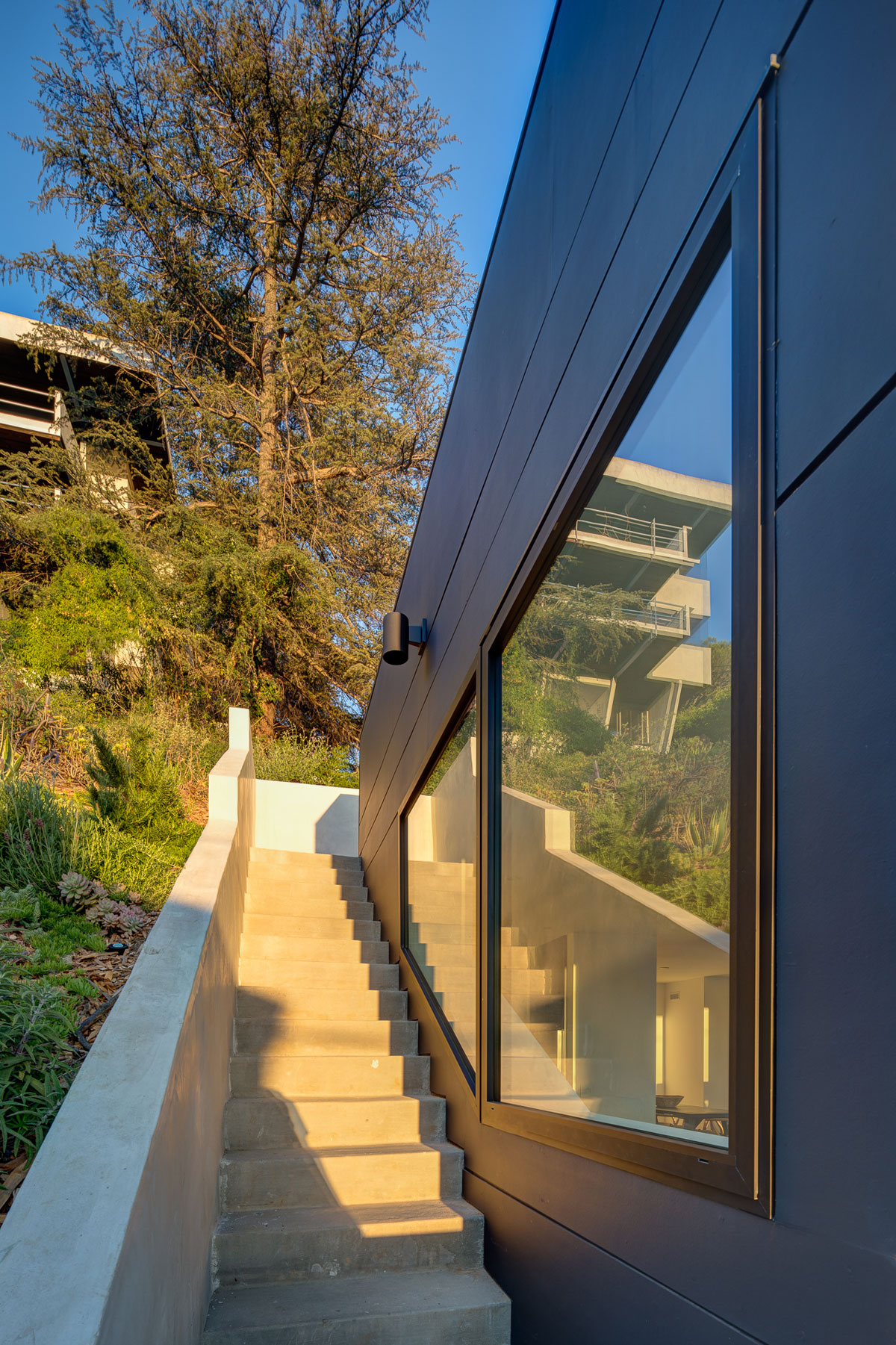 Modern Residence Full of Light and Comfortable Spaces in the city of Los Angeles, California, USA-17