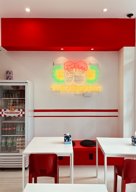 首尔韩式炒年糕餐厅 | 白色与红色的时尚碰撞-12