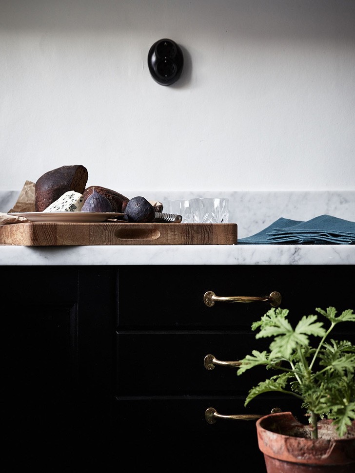 Stockholm 历史底蕴的暗色调公寓 (83 平米)-14