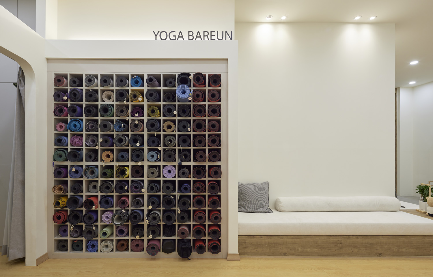 舒适 67 平瑜伽学院，白色与木纹的宁静空间-18