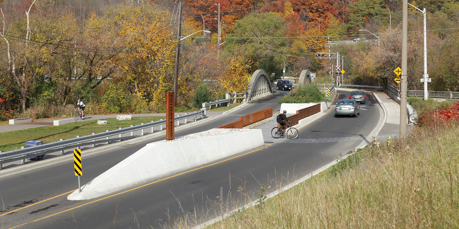 多伦多 Pottery Road 自行车与行人穿越通道-0