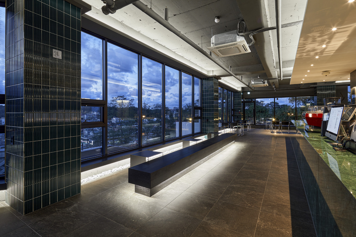 首尔 80 平咖啡厅，打造城市观景露台-13