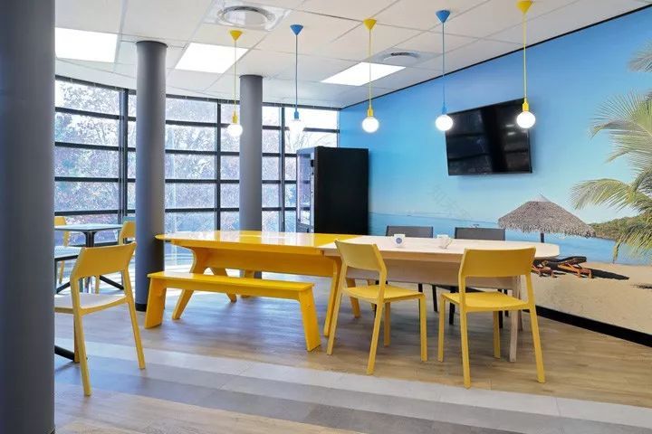 南非约翰内斯堡 Dynamic Technologies 办公室设计 | 活力四溢的多彩空间-9