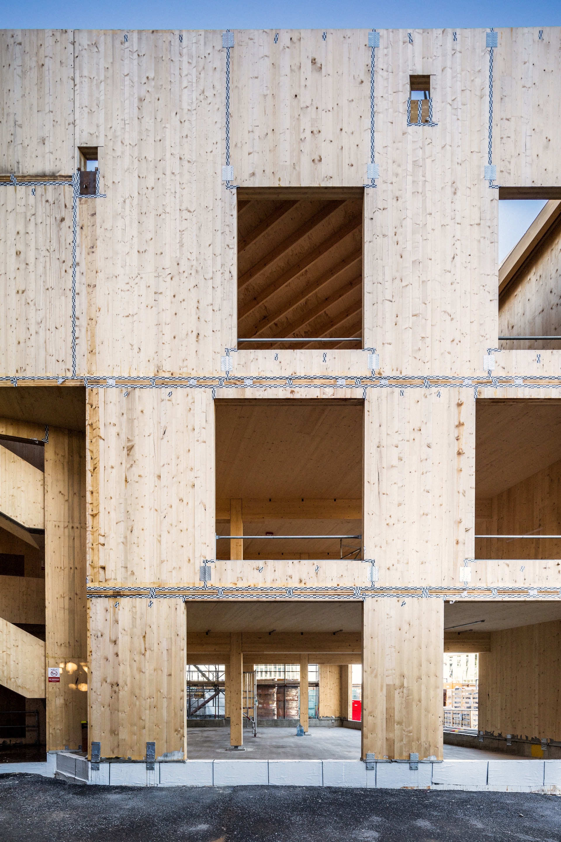 金字形神塔和菱形建筑丨英国伦敦丨Mole Architects-36