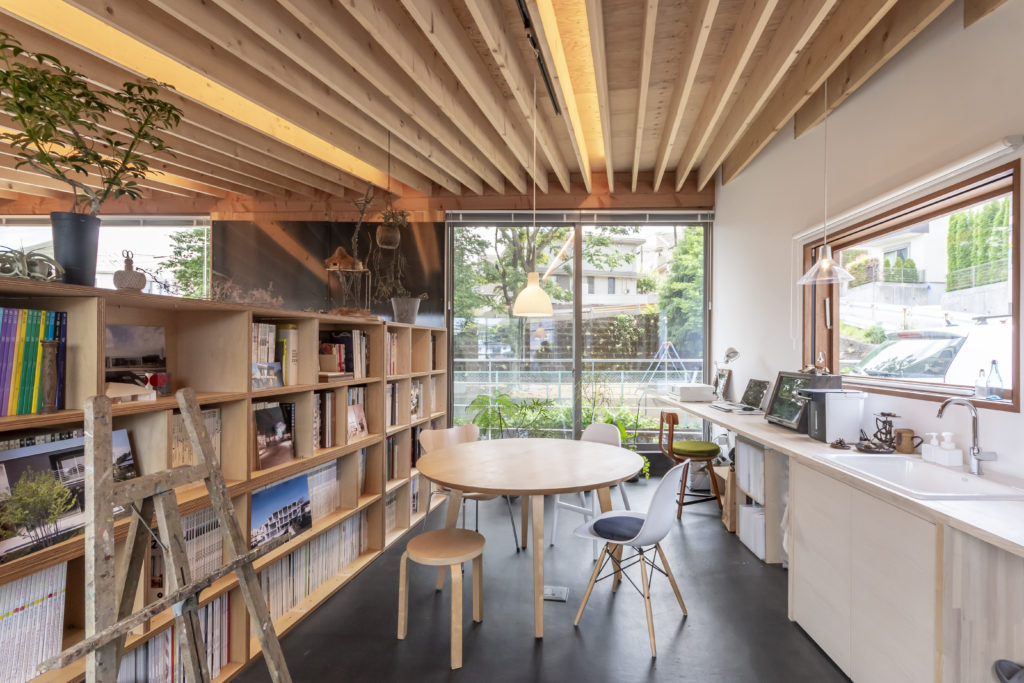 丘の途中に立つ家開放的で庭の一部のようなコンクリート造の空間に住む | Architecture | 100%LiFE-18