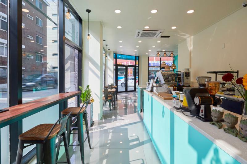 十平米咖啡店的缤纷色彩设计-4