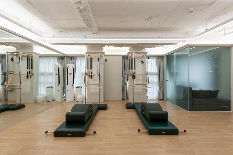 简约 37 坪白色与木质调的明亮健身房设计-6