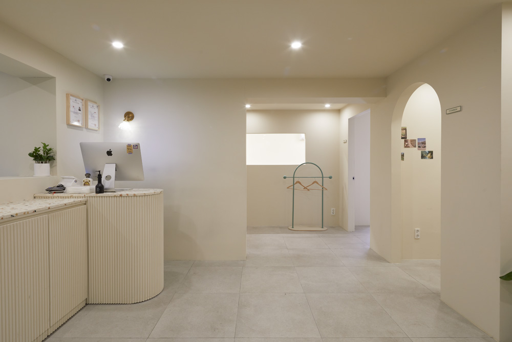 现代简约 16 平米美妆店设计-6