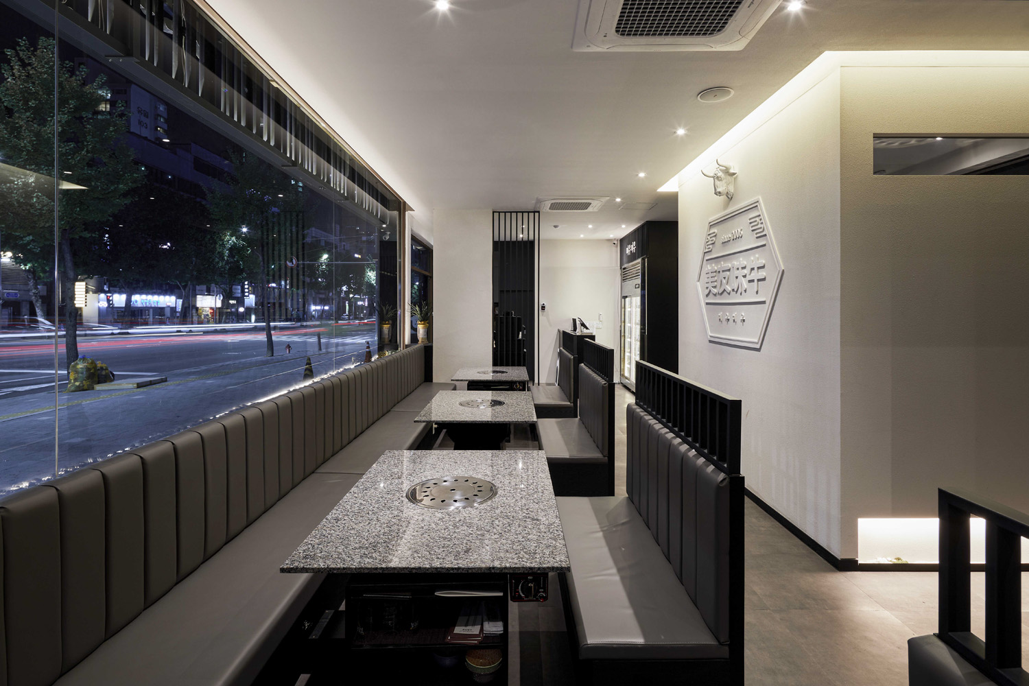 韩式高级烤肉店，黑白简约风诠释 75 平米空间设计魅力-10