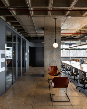 巴西 ChatPay Office 的现代简约设计丨Play Arquitetura