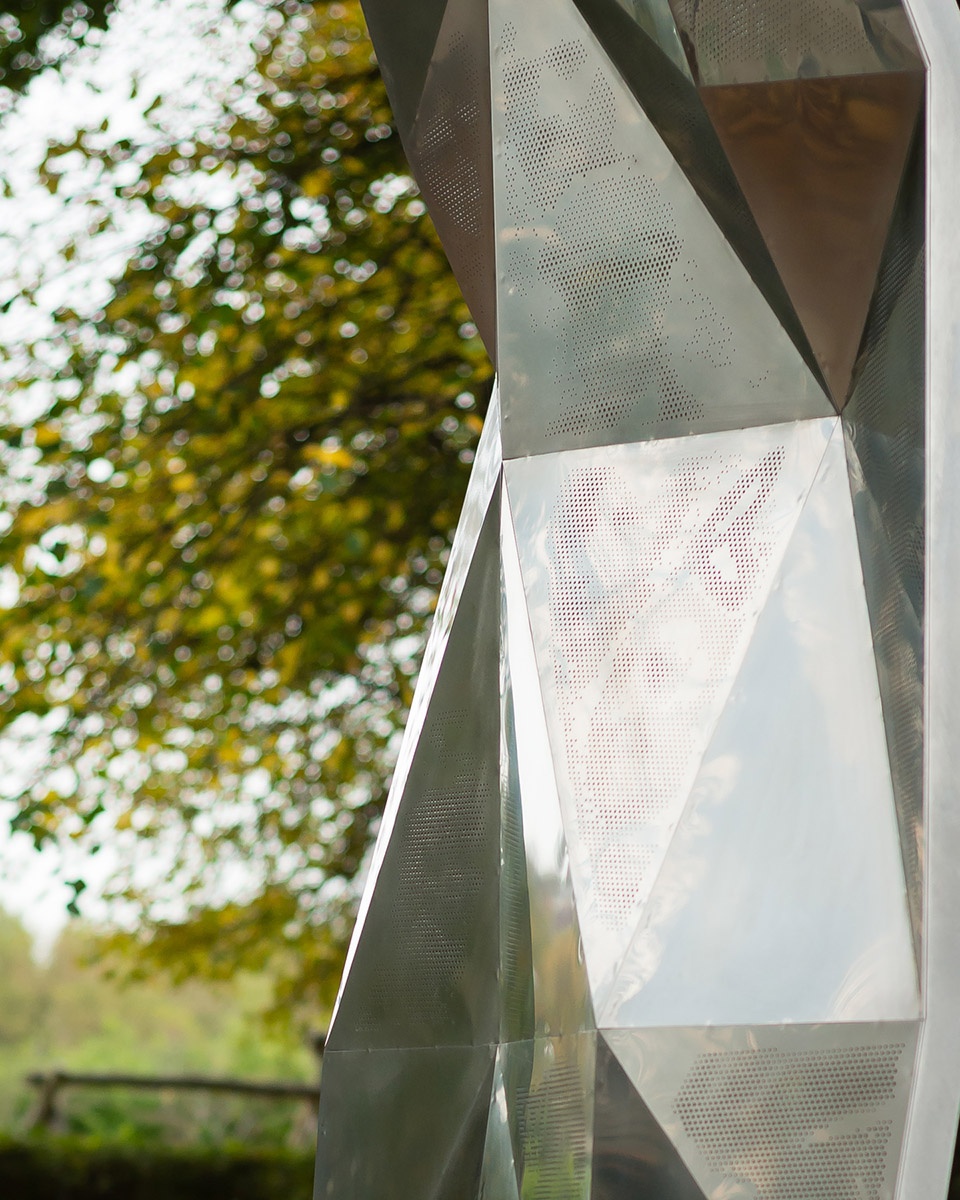 英国公园“偶然事件”拱门设计,历史人物穿孔唤起时空对话-24