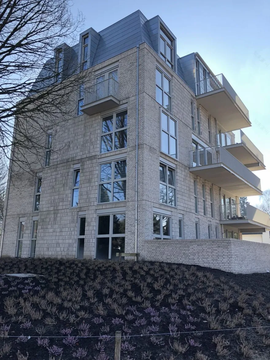 荷兰绿意盎然的三层别墅设计-15