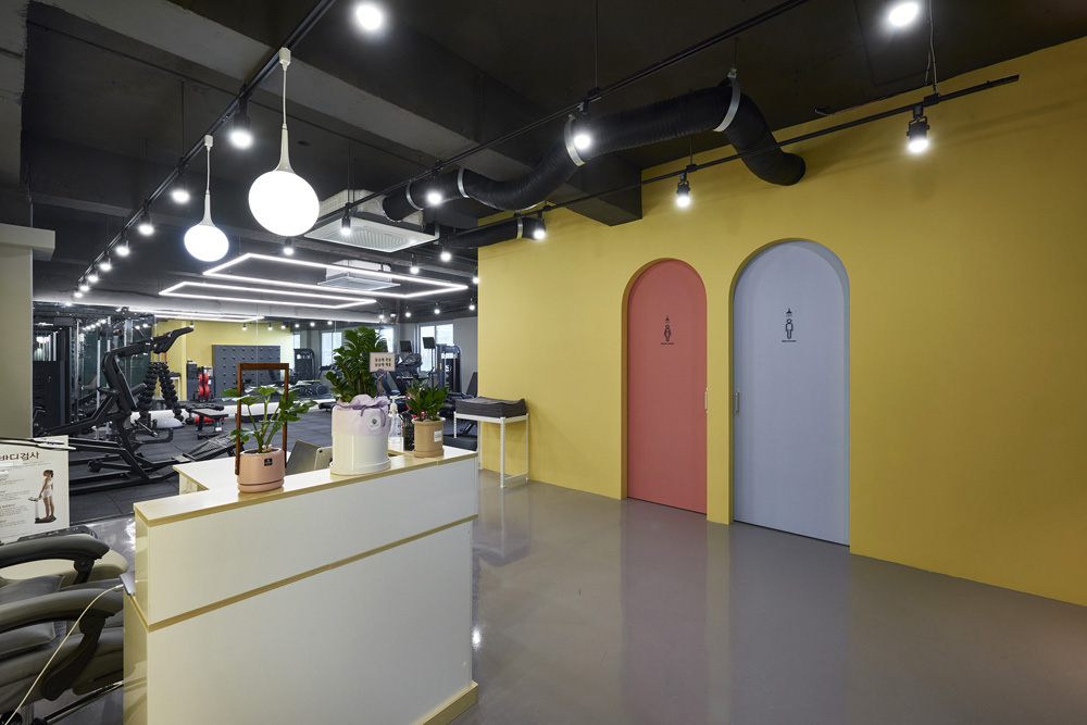“韩国 YFIT 健身中心，色彩斑斓的室内设计引人注目”-2