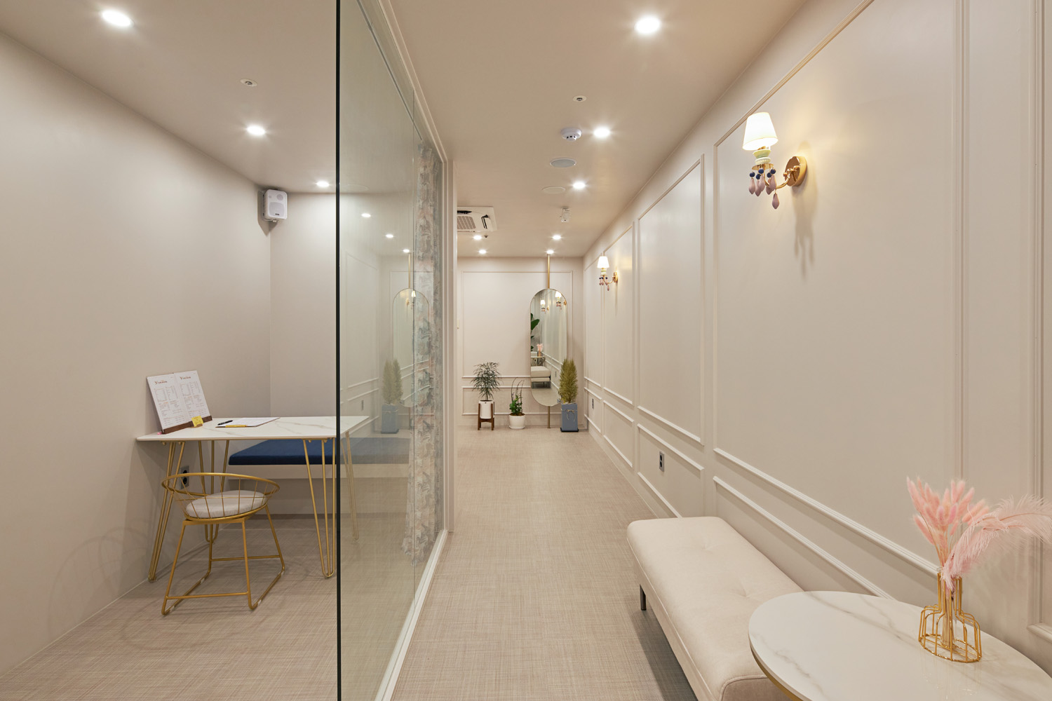 19 平现代简约风格白色 tone 皮革店室内设计案例-5