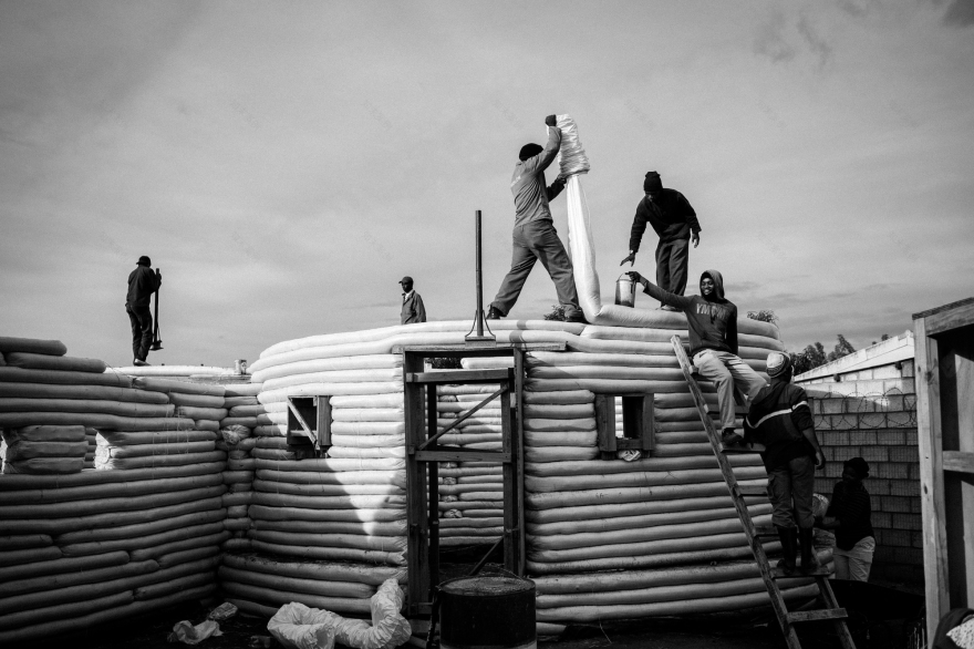 南非 Langbos 社区儿童中心 | 土筑多功能空间-8