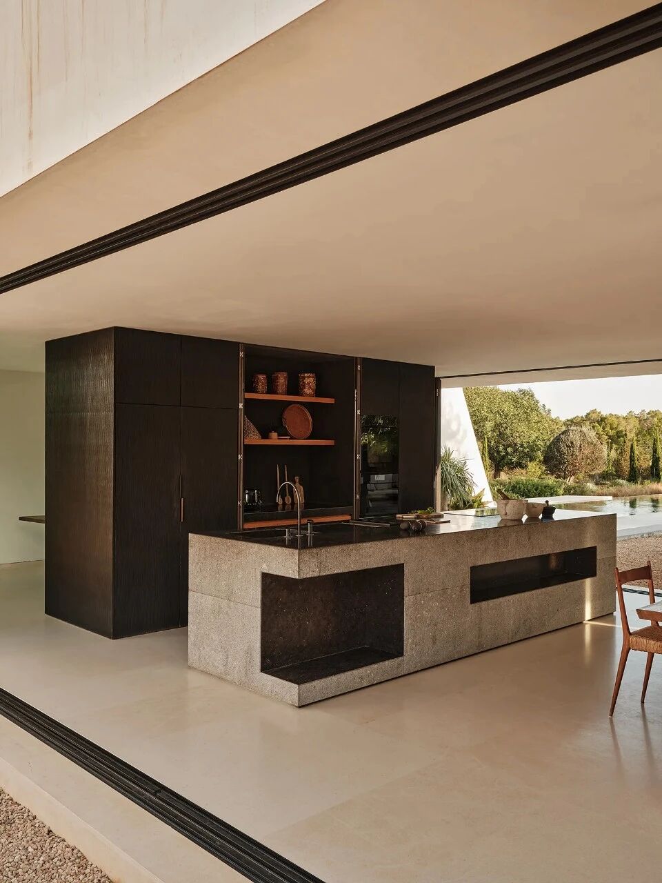 池畔松影·伊比萨山谷里的静心之所丨西班牙丨法裔伊朗建筑师帕斯卡尔·谢赫·贾瓦迪-15