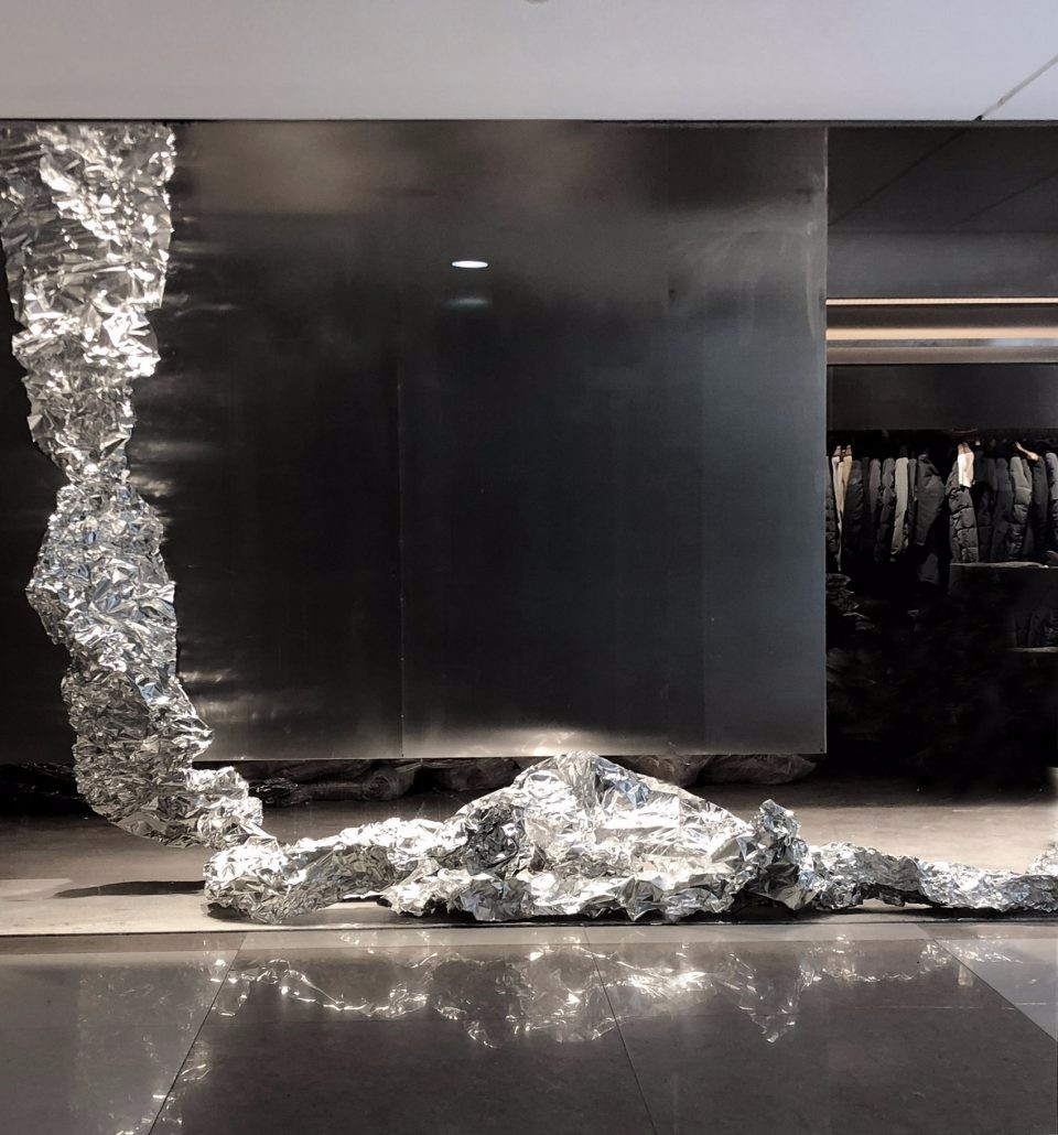 易写：魅影重重的简易黑色品牌男装店-4