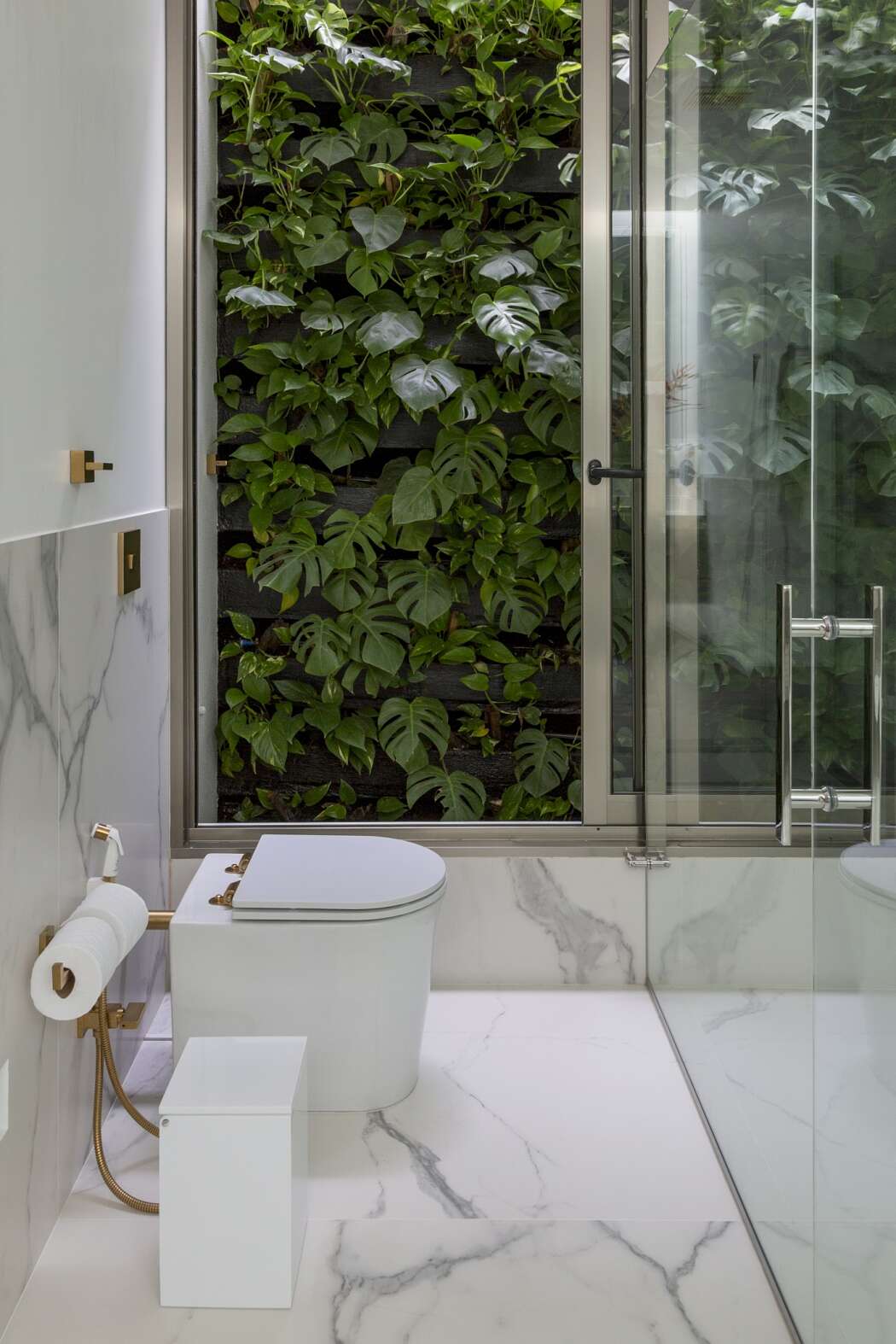 巴西现代 L 型住宅，融入花园的优雅与宁静-11