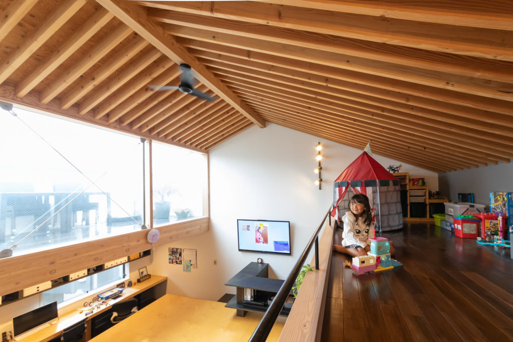 家族がほどよくつながる多目的な高床と空庭をもつ職住一体の住まい | Style of Life | 100%LiFE-13