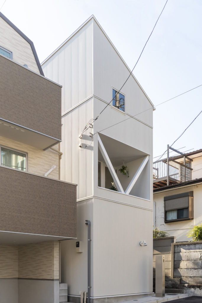 真ん中に螺旋階段のある家中庭のような階段を中心に明るく広く暮らす | Architecture | 100%LiFE-0