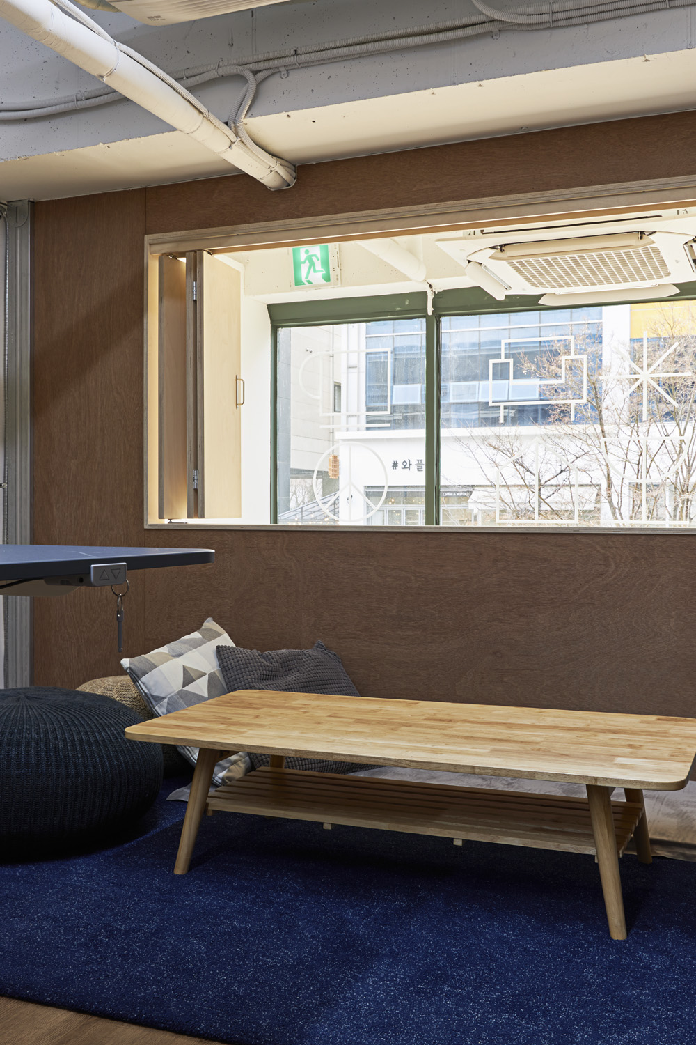 十平米清爽双层咖啡馆，展现简约设计魅力-12