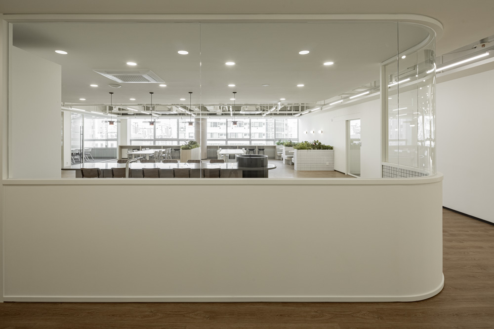 白色与木色，打造 250 平米高级办公空间-8