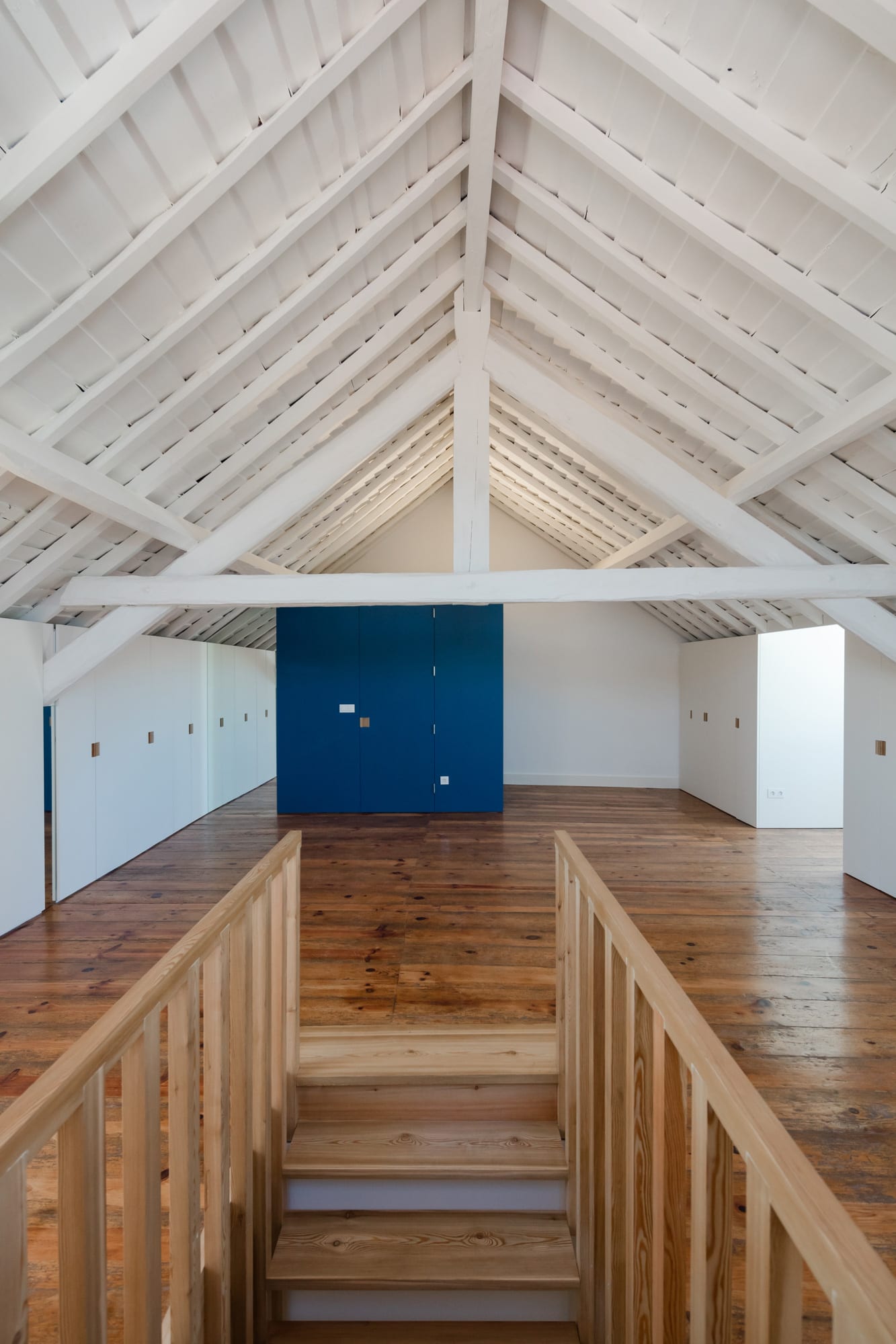 葡萄牙奥瓦城市翻新住宅，内外兼修的现代美学-35