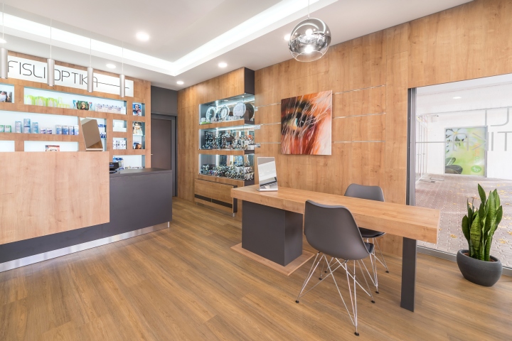 匈牙利小镇的温馨光学店-8