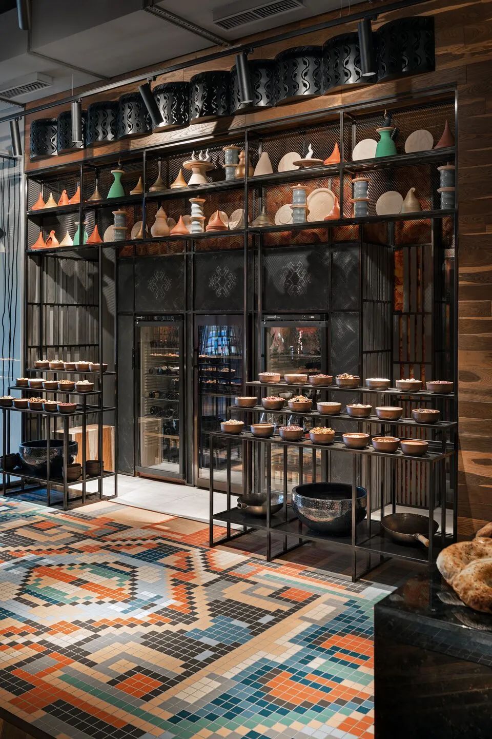 文化遗产和传统标志系统完美融合，打造出一家生动的餐厅-9