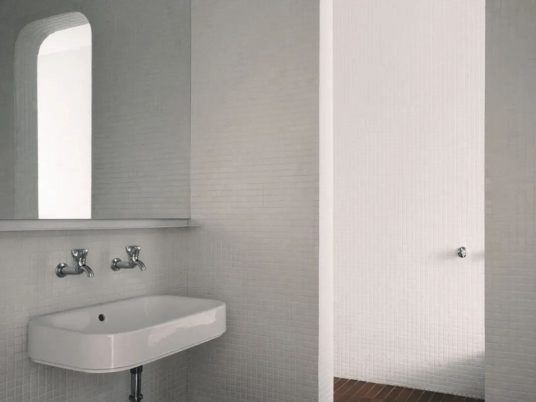 加拿大蒙特利尔 Waverly Residence 公寓，极简厨房模糊室内外生活-7