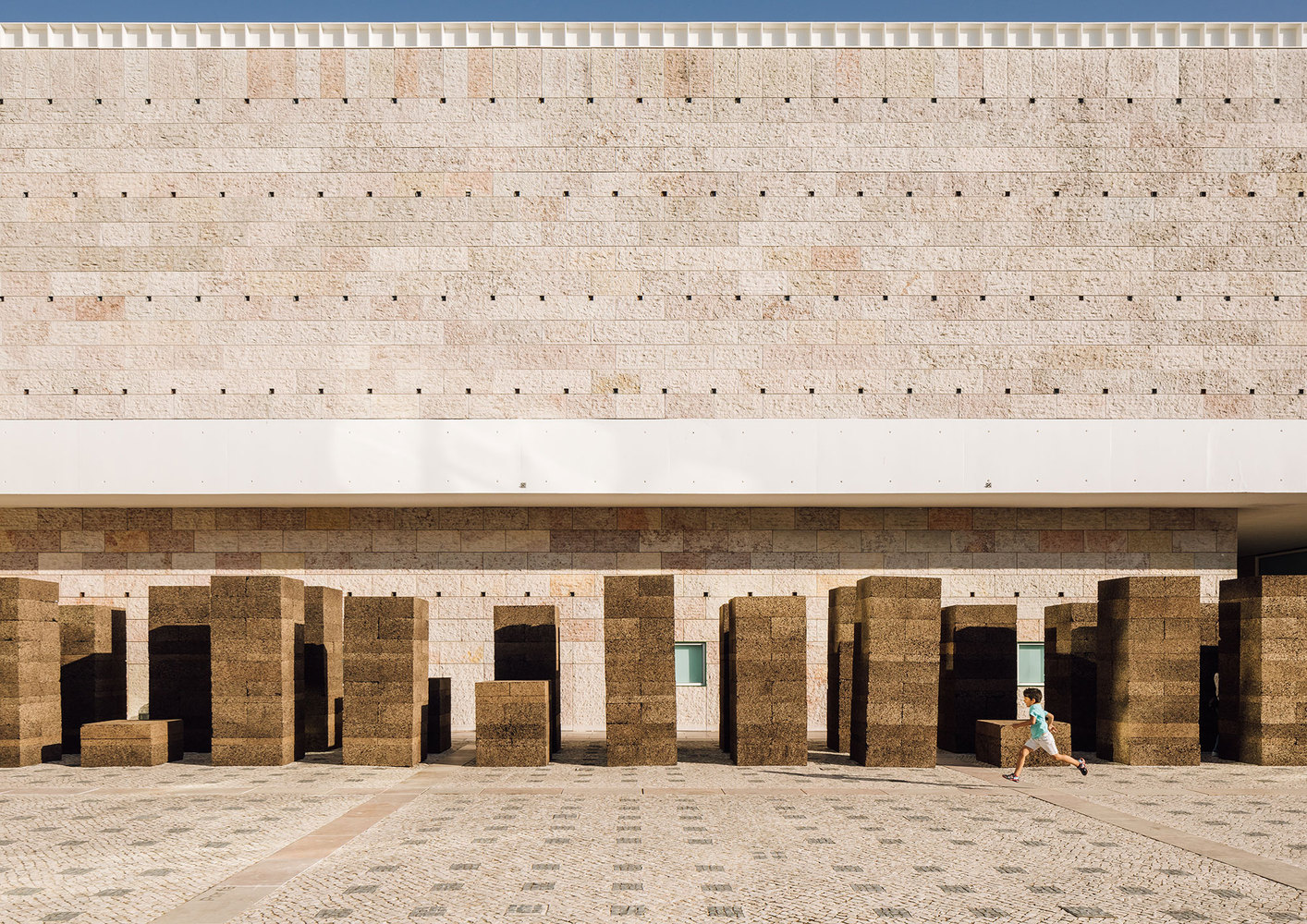 废旧 Cork Agglomerate 打造户外影院 · 葡萄牙 Belem Cultural Centre 纪念项目-13