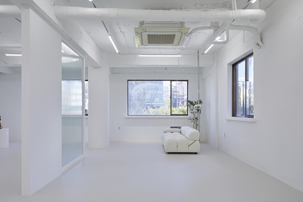 首尔 30 坪租赁公寓，极简白色调设计感空间-3
