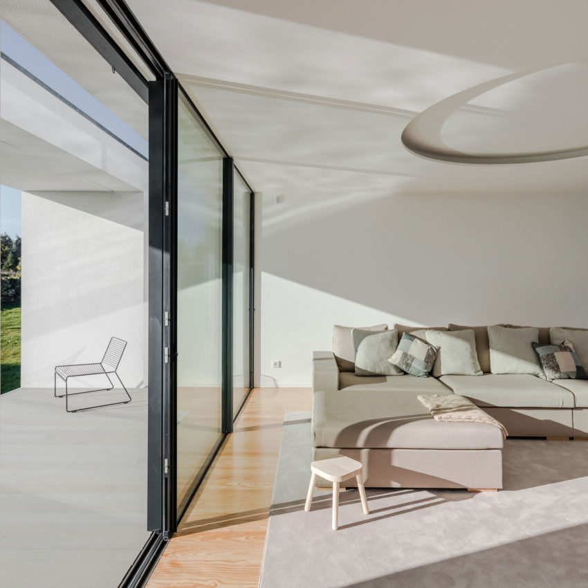 葡萄牙现代白色家居,融入自然美景-24