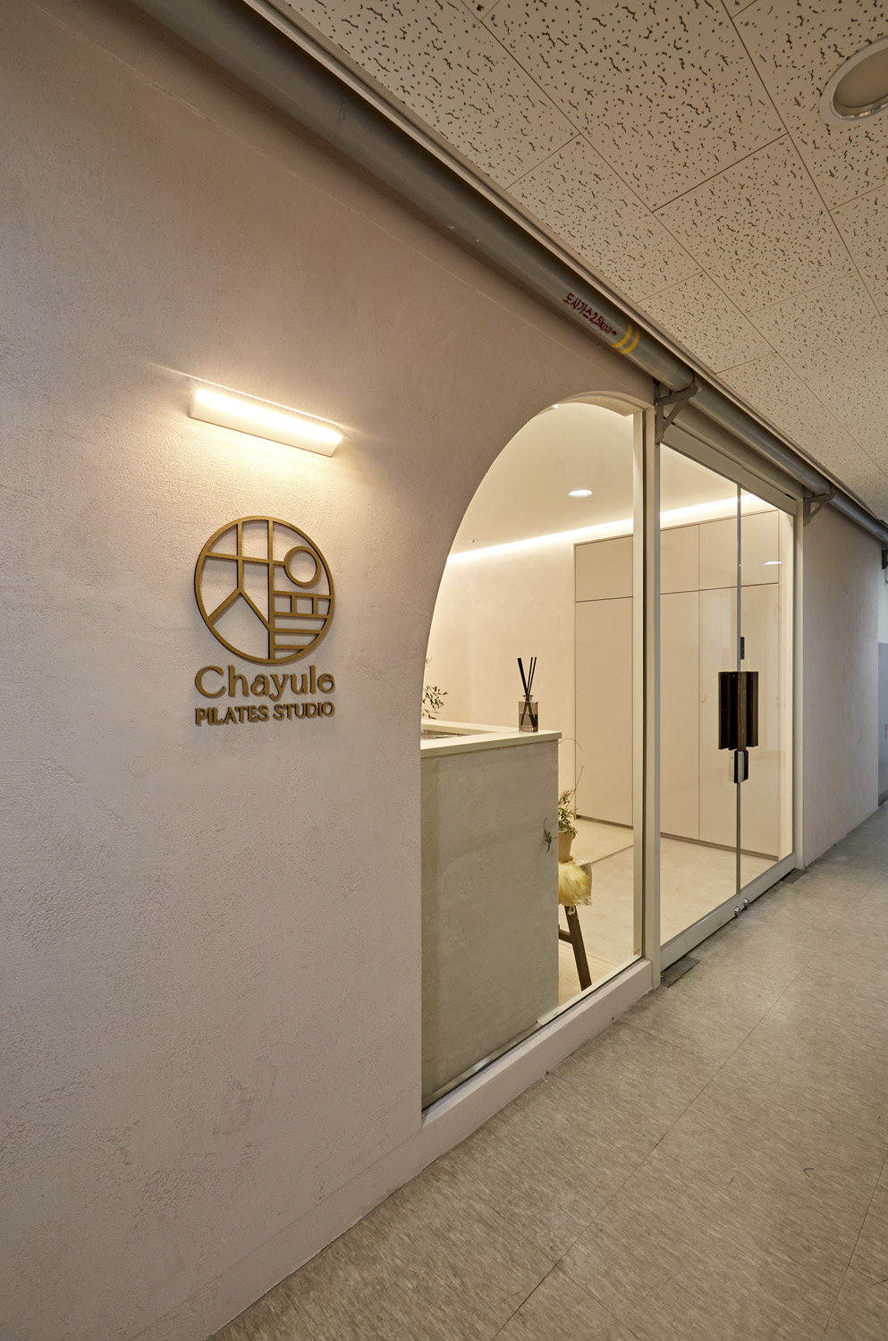 菲拉格慕餐厅的粉色调设计-20