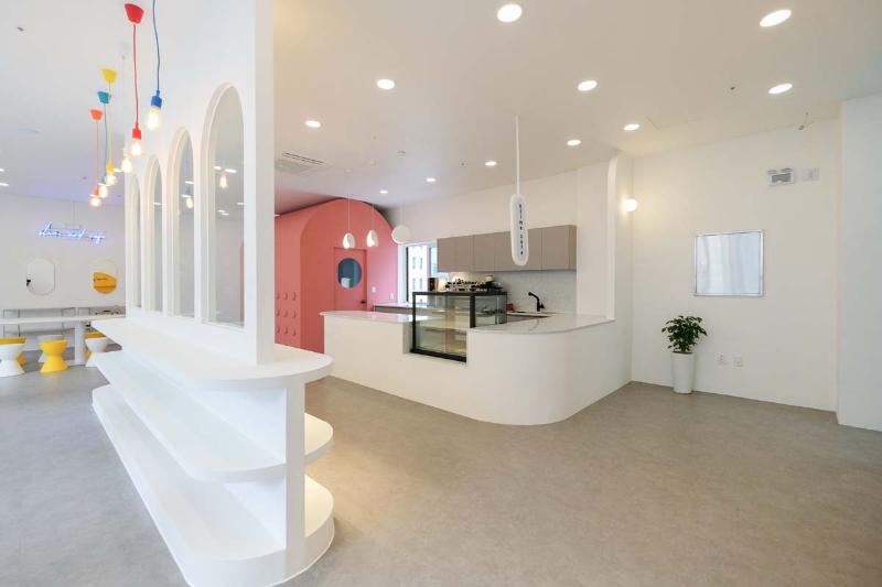 30 平小空间大变身，明亮多彩的咖啡厅设计-3