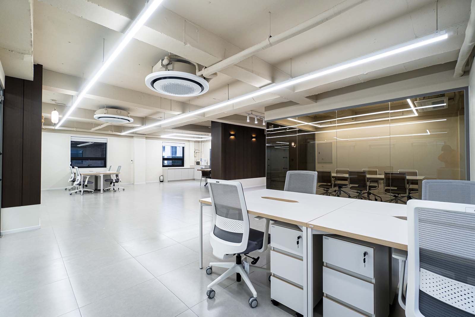 白色与木色的极简共享办公室-4